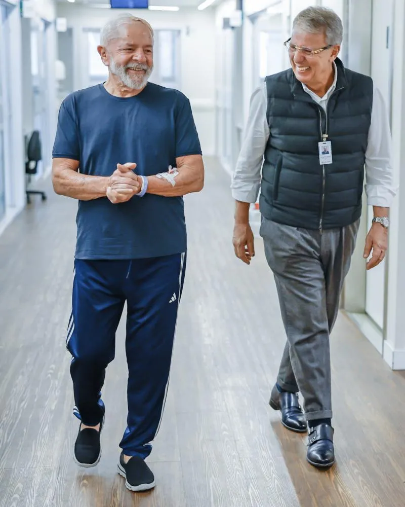 Presidente Lula aparece em vídeo caminhando após procedimento médico