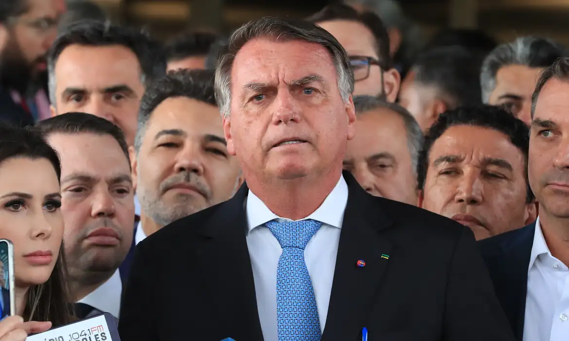 Bolsonaro recebe alta hospitalar; laudo aponta câncer de pele