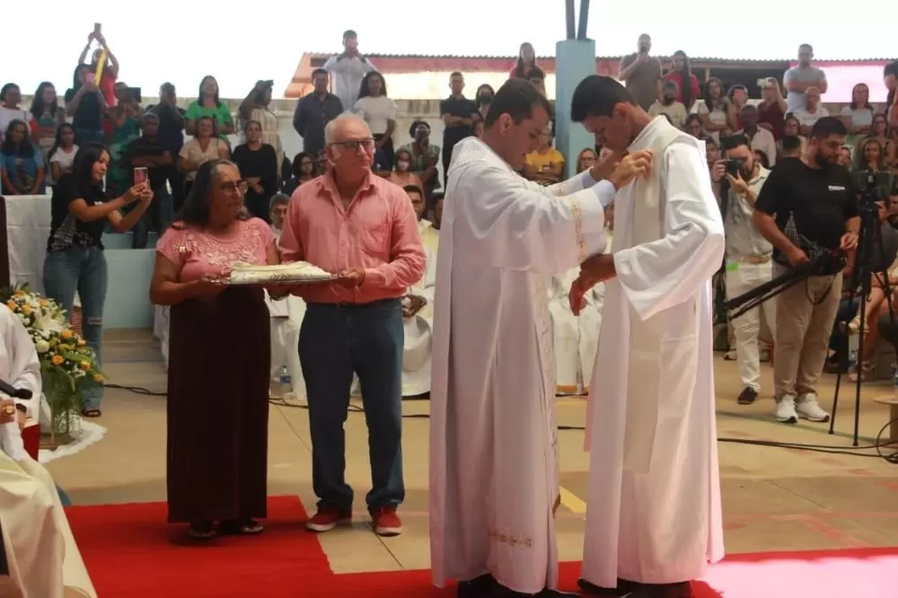 Malhada de Pedras: Aos 27 anos, jovem Ronielson Souza Silva é ordenado padre