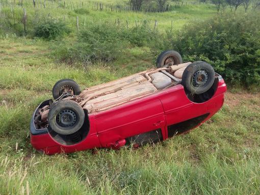 BR-030: carro capotou próximo a fábrica de cimento