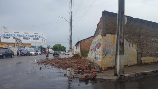 Brumado: chuva causa desabamento de muro na Avenida Otávio Mangabeira 