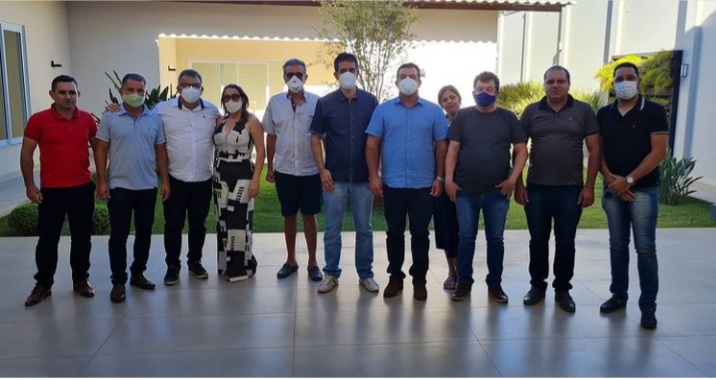 Deputado Marquinho Viana participa de reunião em Paramirim e visita ruas que serão pavimentadas