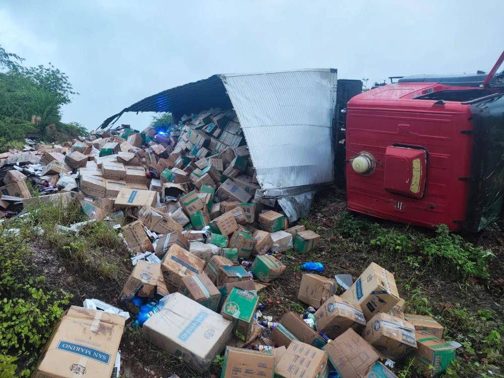 Brumado: Carga de cigarros contrabandeados avaliada em mais de R$ 2 milhões é apreendida pela PRE e caminhão tomba durante escolta