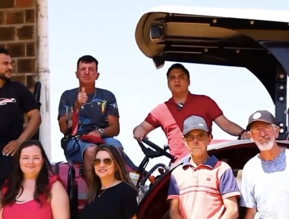 Brumado: Deputado Estadual Vitor Bonfim entrega Trator Agrícola em Fazenda Tapagem