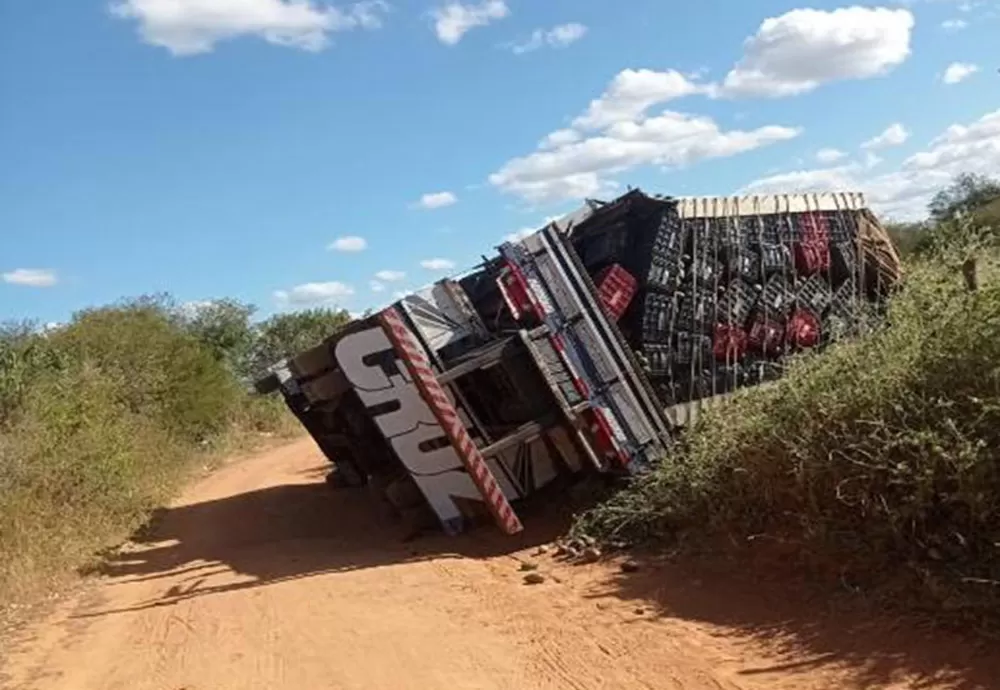 Dom Basílio: Caminhão carregado de manga tomba em estrada na zona rural
