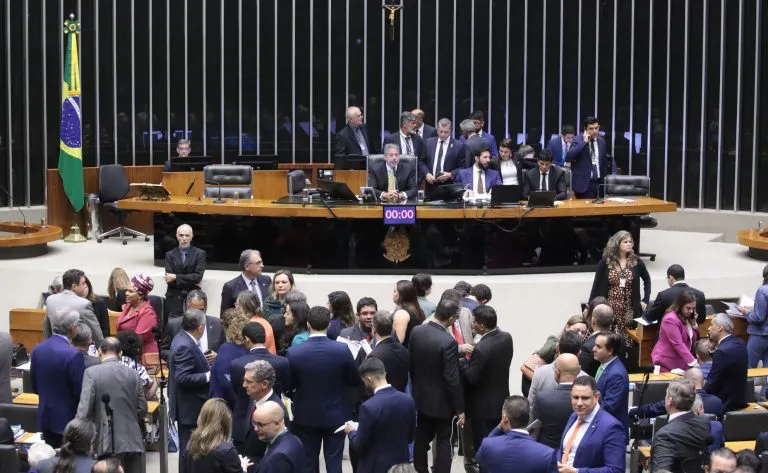 Câmara dos Deputados revoga novo seguro DPVAT e limita bloqueio de emendas