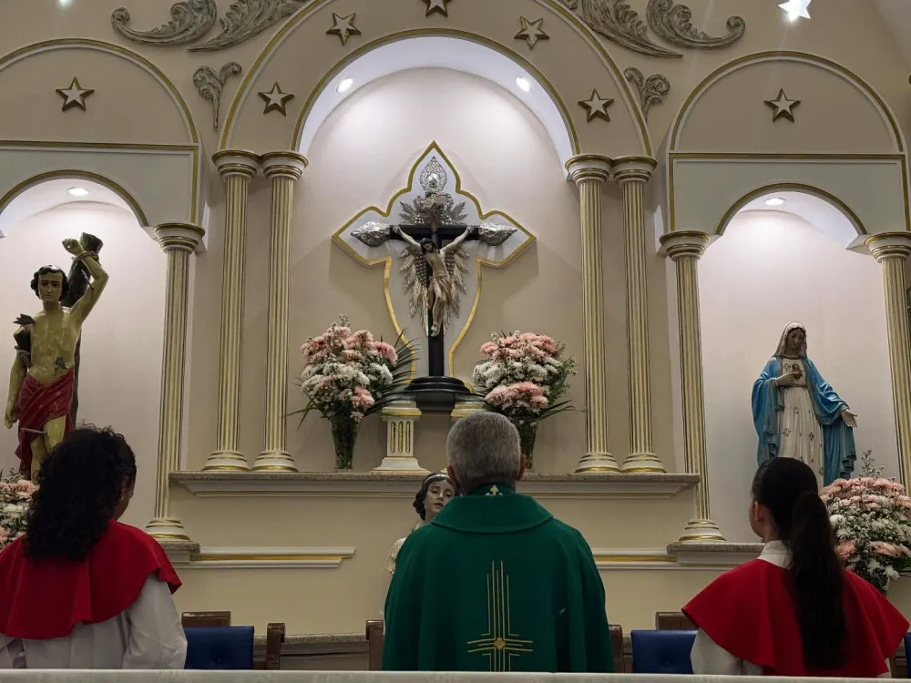 Fiéis participam da 7ª Noite de Novena em honra ao Bom Jesus em Brumado; Bispo Dom José Roberto preside celebração desta segunda-feira (04)