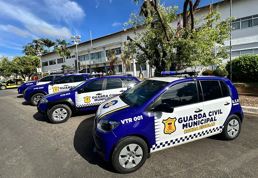 Prefeito Fabrício Abrantes entrega veículos reformados à Guarda Municipal e SMTT em comemoração aos 100 dias de governo