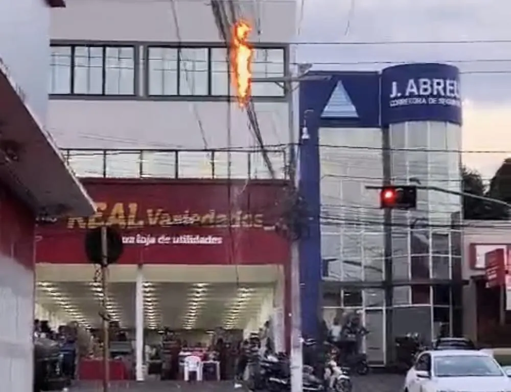 Fogo atinge fiação de internet transtornos no centro de Brumado