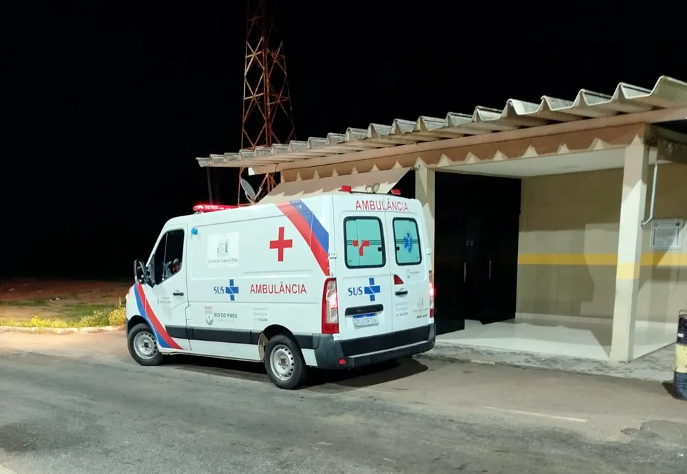 Polícia Rodoviária Estadual presta socorro a idoso que passou mal em ônibus na BA-262, em Brumado