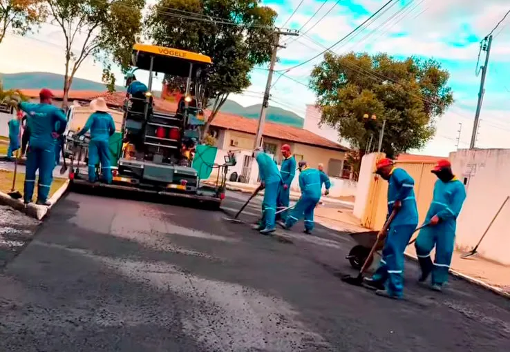 Rua Rio de Contas recebe novo asfalto e melhora na mobilidade urbana em Brumado