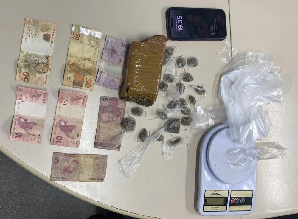 Adolescente é flagrado com drogas e apreendido pela PM em Guanambi