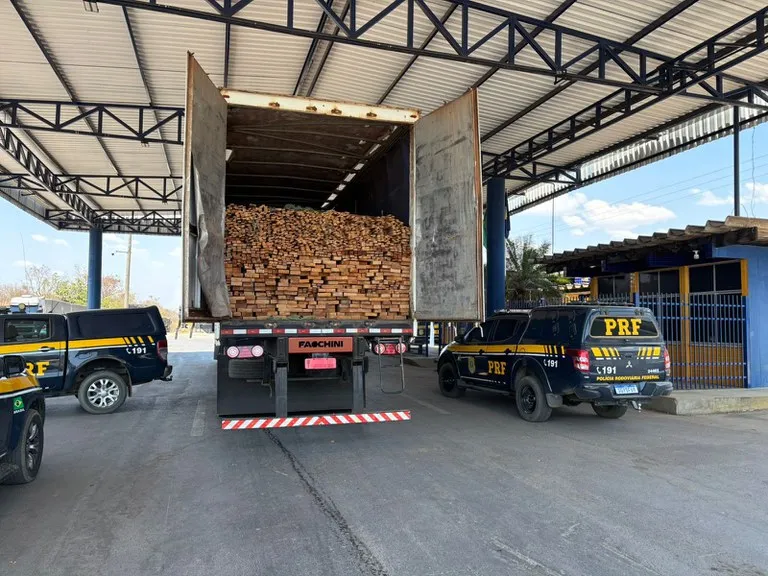 PRF apreende caminhão com madeira irregular em Barreiras