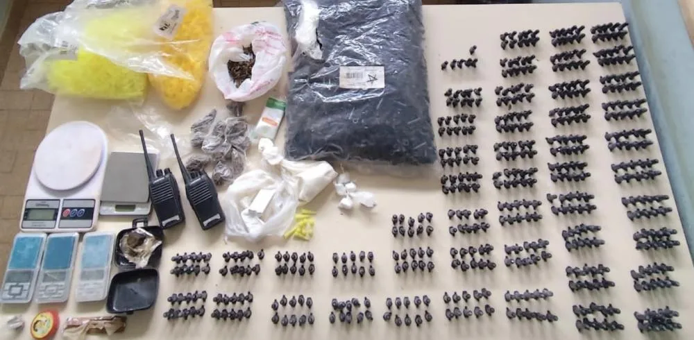 Polícia Militar apreende drogas e materiais ilícitos no bairro Matinha, em Licínio de Almeida