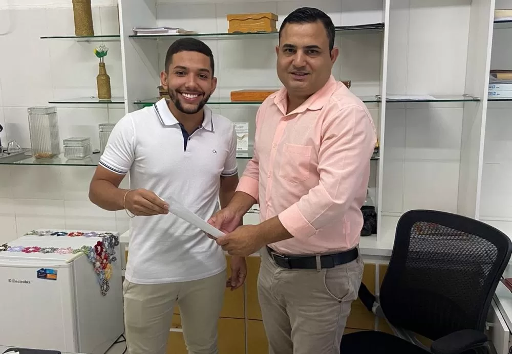 Jovem liderança, Carlos Henrique solicitou realocação de postes de energia elétrica na estrada que dá acesso ao Distrito de Arrecife e foi atendido pela Prefeitura de Brumado