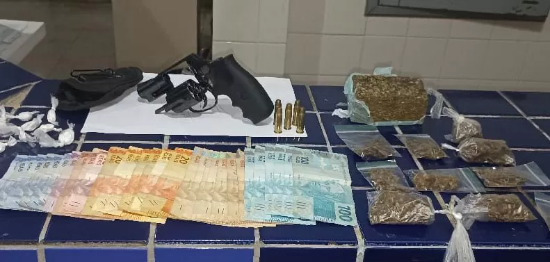Homem é preso por porte ilegal de arma de fogo e tráfico de drogas em Brumado