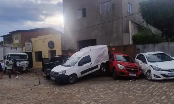 Caminhão perde freios e provoca engavetamento em Iramaia