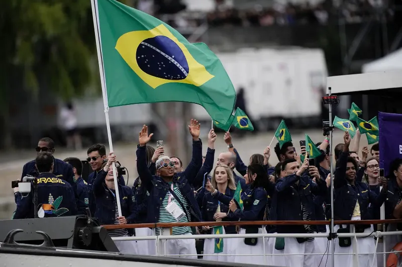 Sob forte chuva, Jogos Olímpicos Paris 2024 são abertos com Cerimônia inovadora
