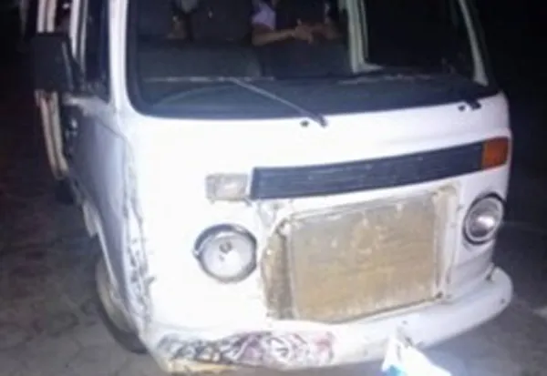 Acidente entre carro e Kombi deixa feridos na BR-122 em Urandi