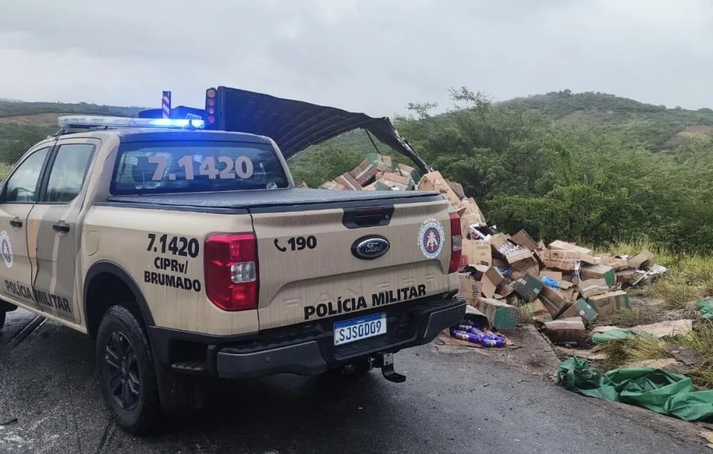 Brumado: Carga de cigarros contrabandeados avaliada em mais de R$ 2 milhões é apreendida pela PRE e caminhão tomba durante escolta