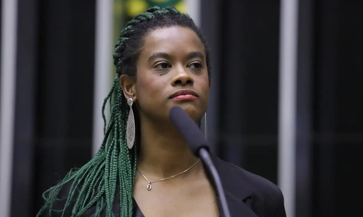 Deputada Carol Dartora diz que sofreu ataque racista e ameaça de morte