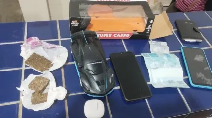 Polícia Militar apreende droga escondida em brinquedo com indivíduos no ponto de apoio rodoviário em Brumado