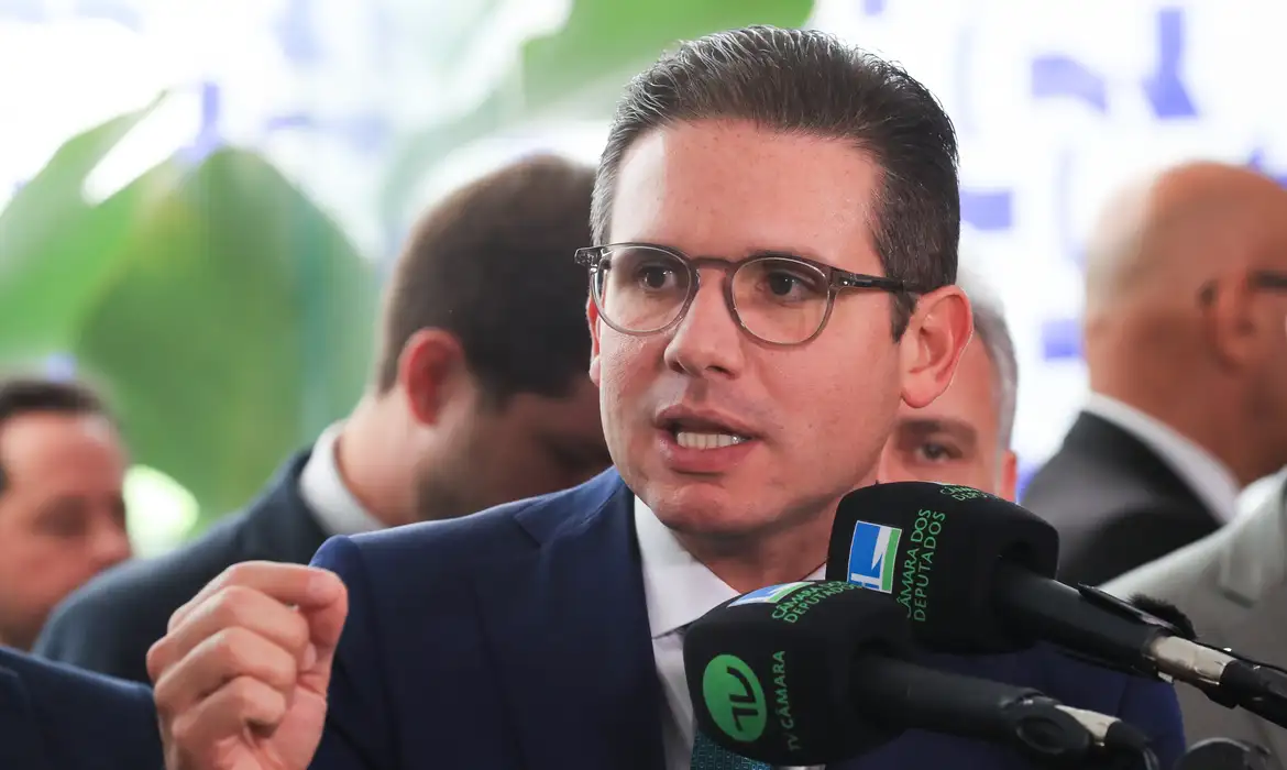 Hugo Motta envia pedido de afastamento de 15 deputados após motim na Câmara