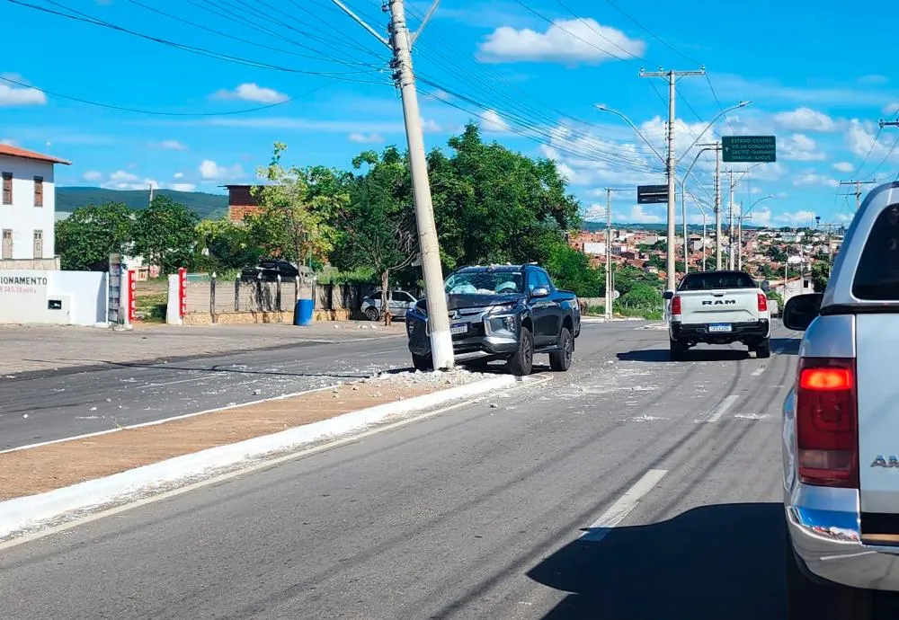 Caminhonete colide com poste no canteiro central da Avenida Lindolfo Azevedo Brito em Brumado