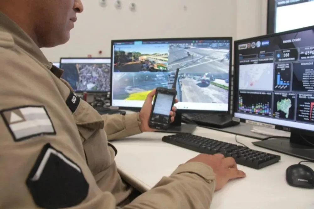 Utilizando câmeras da SSP, cabo da PM localiza criança que estava perdida em Camaçari