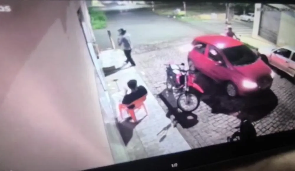 Criminosos em carro vermelho disparam contra homem em bar na Padre Anchieta, em Brumado