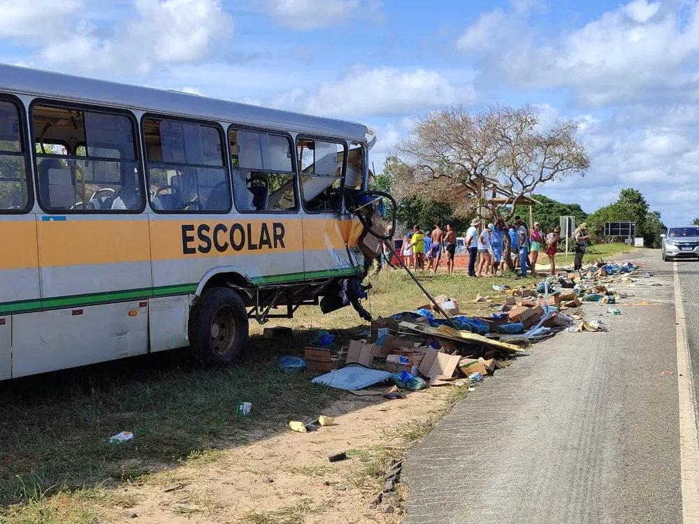Acidente entre ônibus escolar e caminhão na BA-099 deixa um morto e 22 feridos em Entre Rios