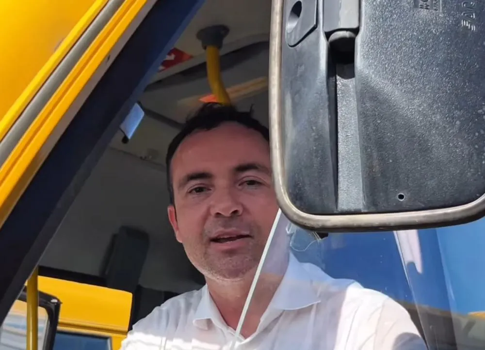 Prefeito de Brumado recebe ônibus escolar do Governo da Bahia