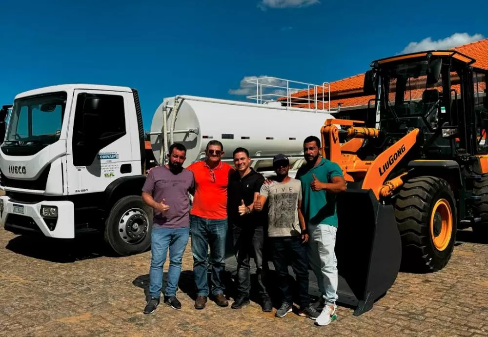 Ituaçu: Prefeito Phelippe Brito recebe Pá Carregadeira e Caminhão Pipa