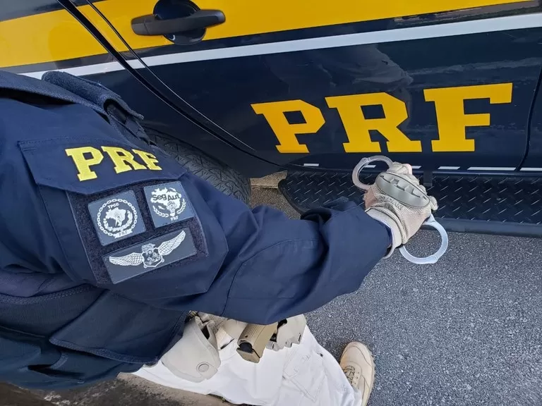PRF cumpre mandados e prende dois homens em Vitória da Conquista