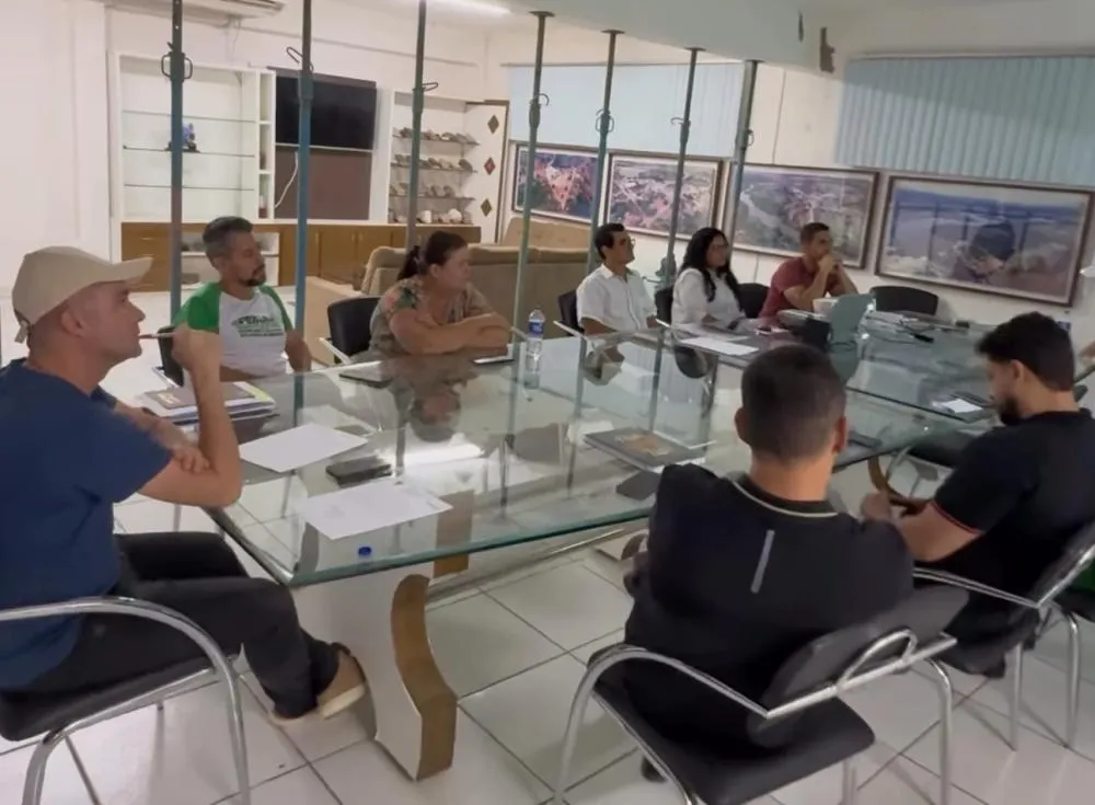 Prefeito Fabrício Abrantes se reúne com associação para fortalecer agricultura familiar em Brumado