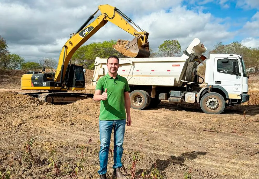 Prefeito Fabrício Abrantes acompanha limpeza de aguada da Lagoa do Facão e reforça atenção à zona rural de Brumado