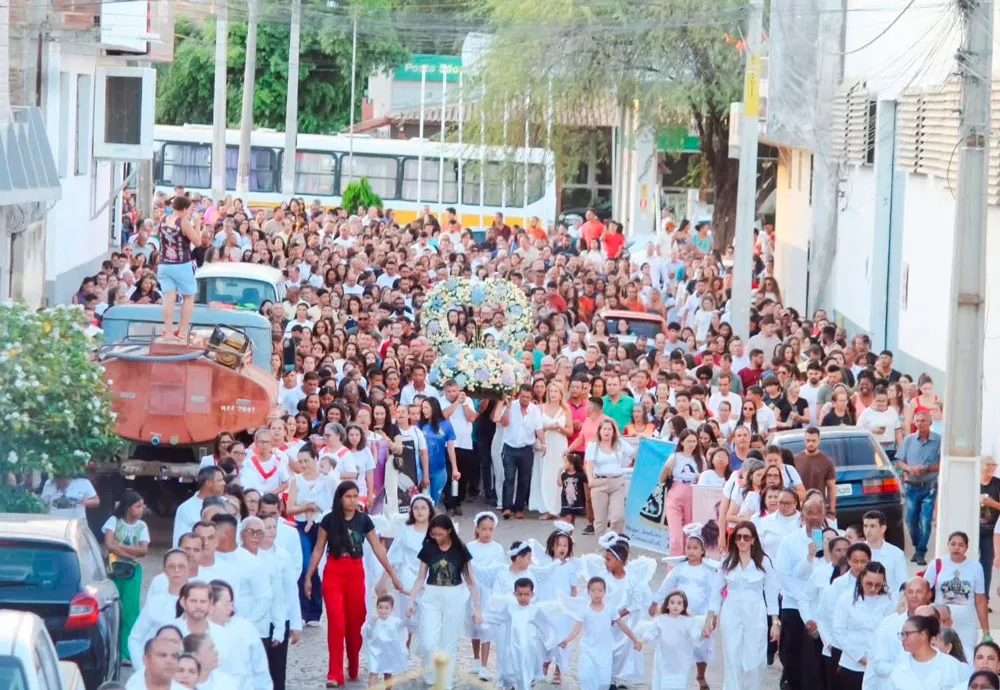 Fiéis celebram o Dia de Nossa Senhora Aparecida com procissão e missa campal em Brumado