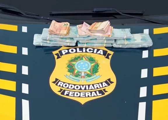 Mulher é presa na BR 116 com R$ 100 mil fixado ao corpo