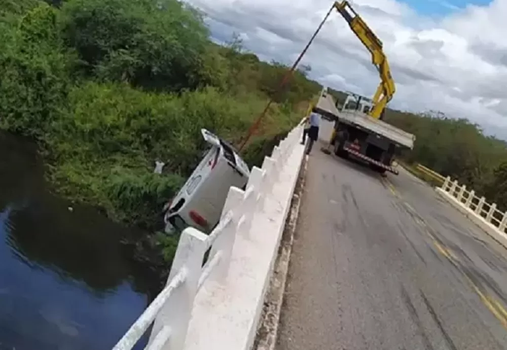 BA-148: Ambulância oficial de Érico Cardoso cai no Rio São João e é resgatada
