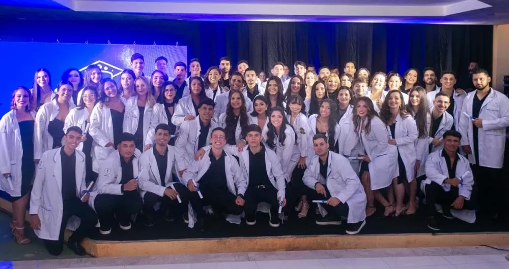 Cerimônia do Jaleco de Medicina reuniu estudantes, professores, diretores e autoridades municipais em Guanambi 