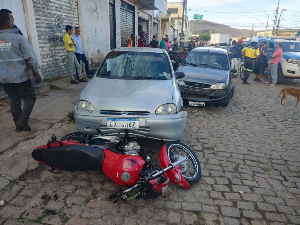 Brumado: Embriagado, homem colide veículo contra carro e várias motos na Rua Antônio Pinheiro Canguçu