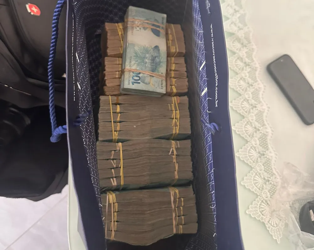 Vereador tenta se livrar de dinheiro em espécie antes de ser preso pela PF