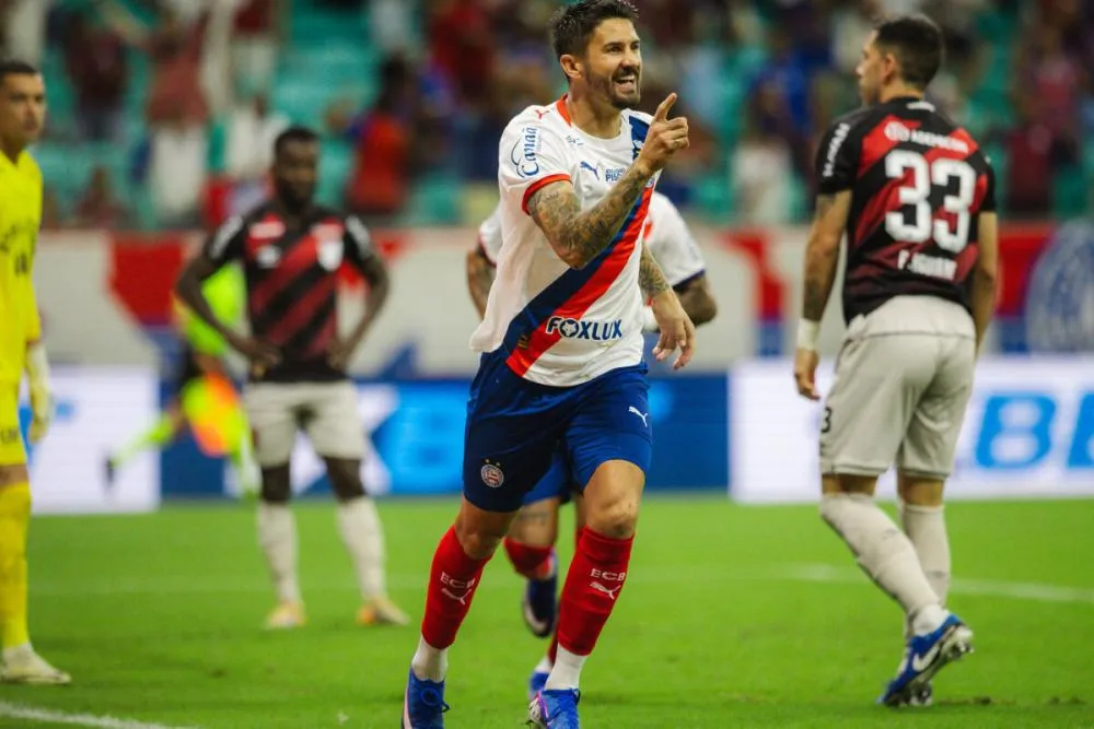 Com gols de Everaldo e Juba, Bahia vence o Athletico-PR