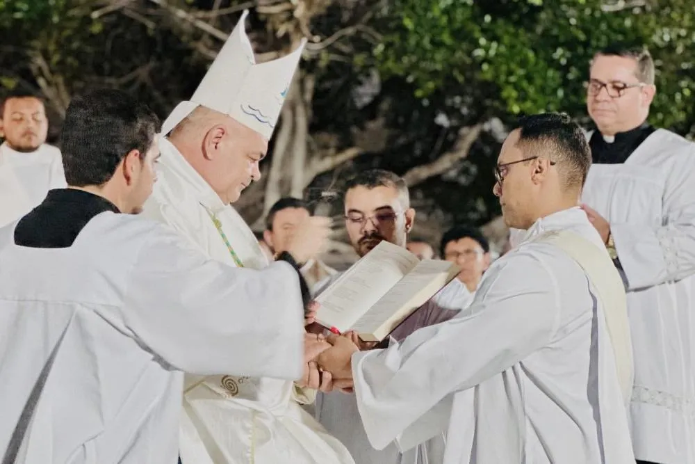 Brumadense Elber Lobo é ordenado padre em cerimônia emocionante na Paróquia do Bom Jesus