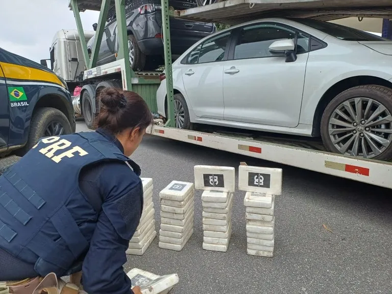 Em Vitória da Conquista (BA), PRF apreende cerca de 120 kg de drogas e recupera veículo adulterado