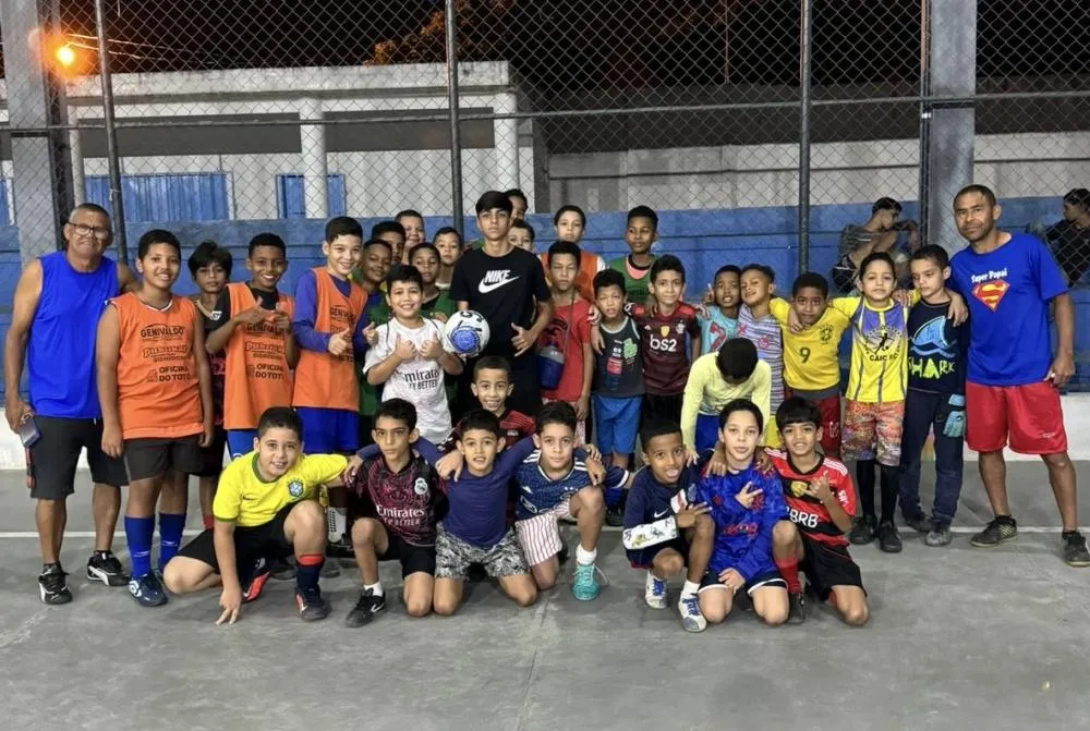 Promessa do Futebol João Felipe visita Projeto Águia Futsal e motiva jovens atletas em Brumado