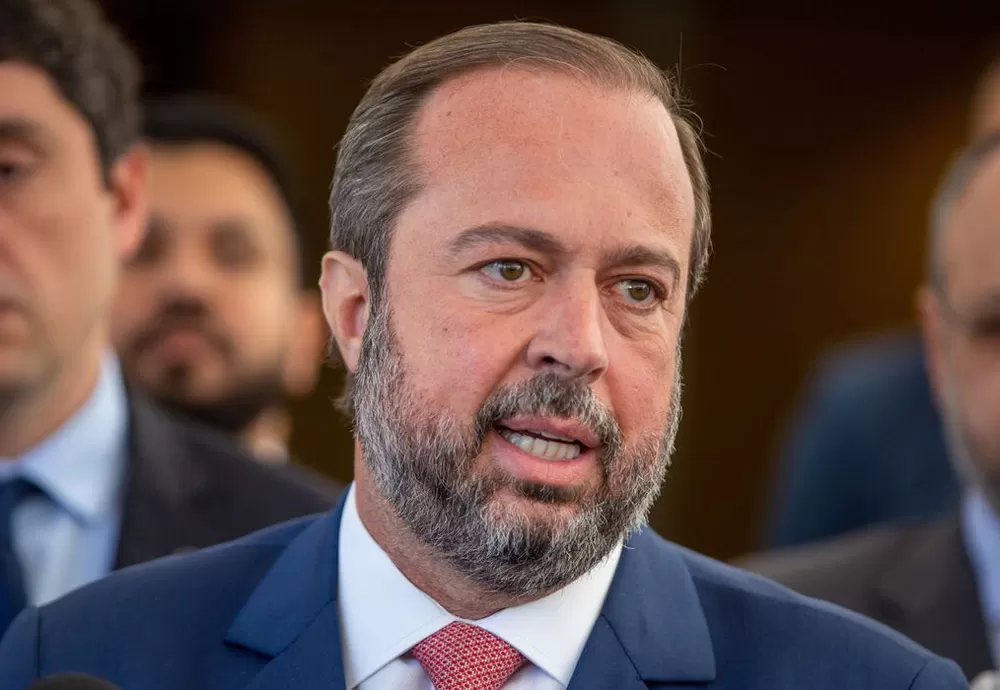 Ministro diz que Petrobras está abrasileirando preço dos combustíveis