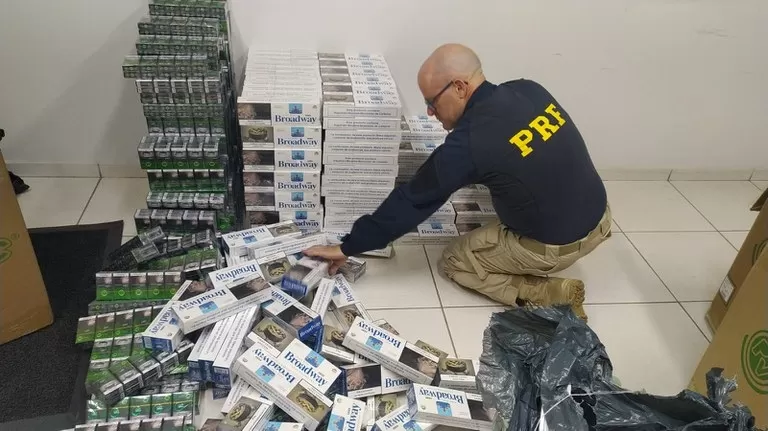 Em Realeza (MG), PRF apreende 10.360 maços de cigarros em ônibus com destino a Brumado