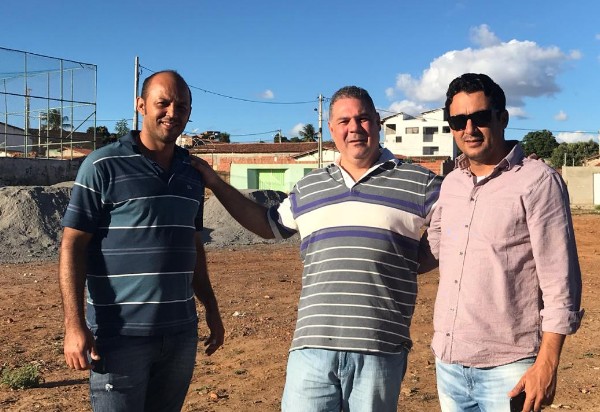 Brumado: lideranças políticas visitam estrutura onde será realizado o 12° Arraiá Pé de Serra, no Bairro Baraúnas