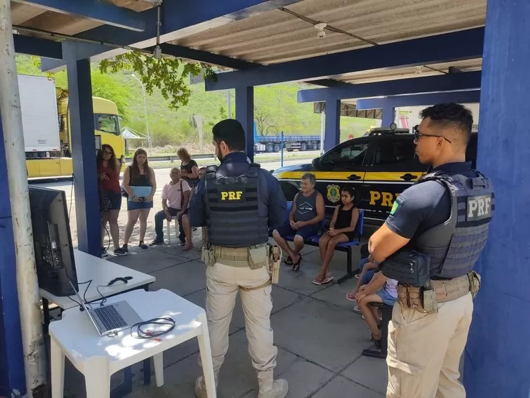PRF realiza atividades de educação para o trânsito em trechos baianos das BRs 116 e 242
